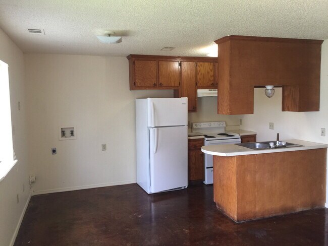 Building Photo - 687 Jill St