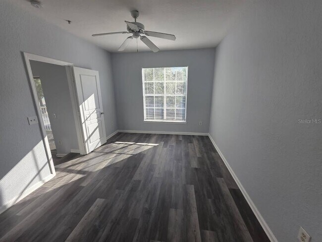 Building Photo - 9401 Crescent Loop Cir
