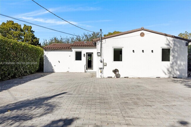 Building Photo - 6476 SW 10th Terrace