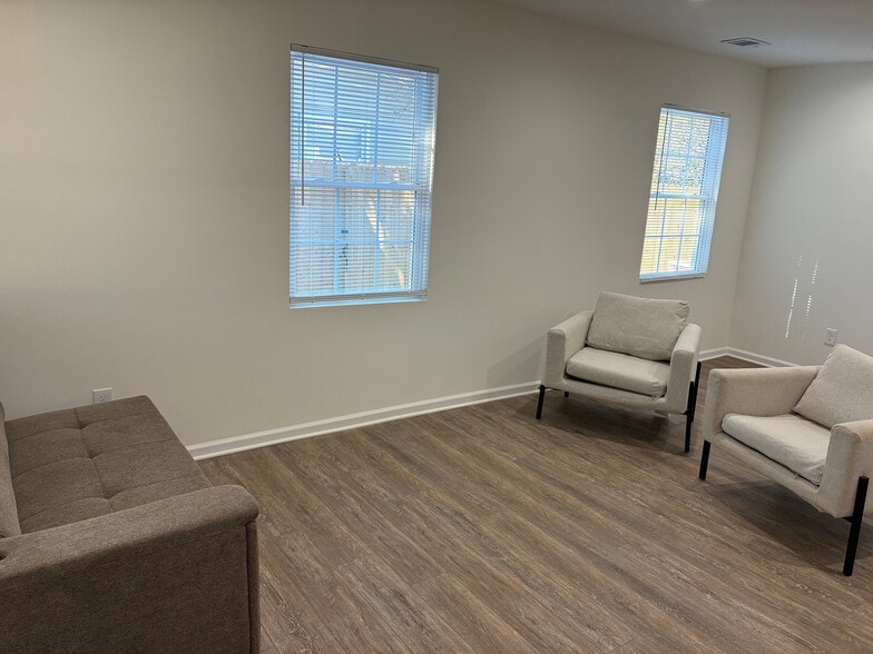 Building Photo - Room in House on Lincoln St SW