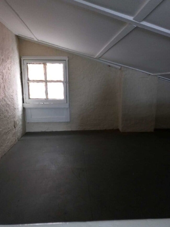 Building Photo - Renovated 1 BD +home office/child's room House with Upgrades