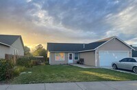 Building Photo - 3 Bedroom / 2 Bathroom Home in NE Madras - PENDING APPLICATION