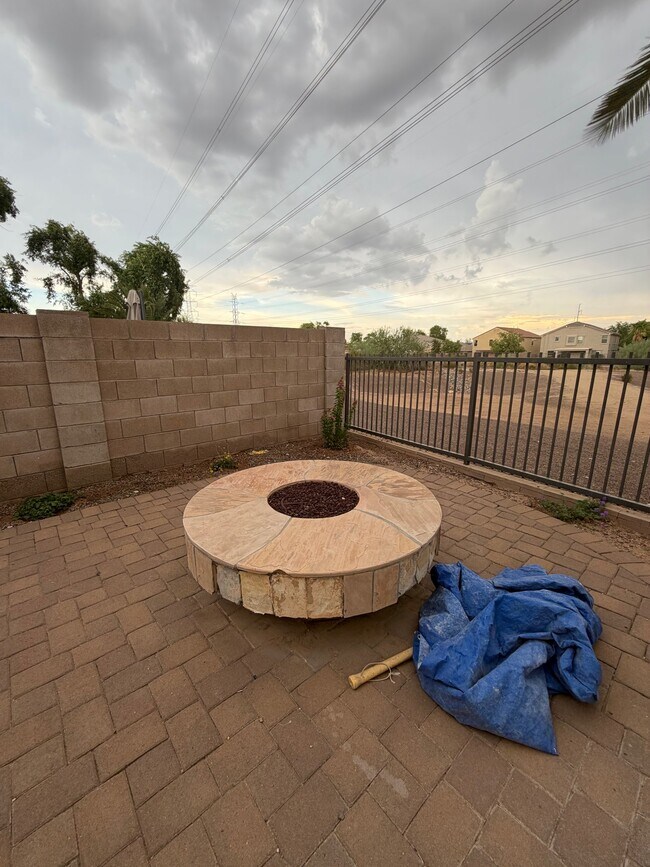 Building Photo - 2741 E Quiet Hollow Ln