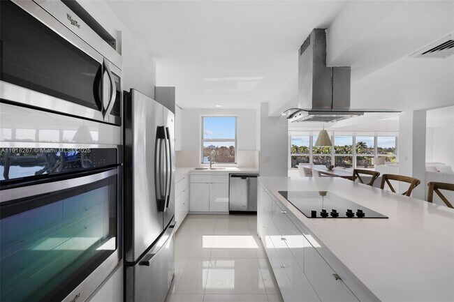 Building Photo - 9102 W Bay Harbor Dr