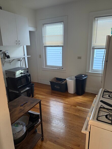Kitchen - 2305 W Fullerton Ave