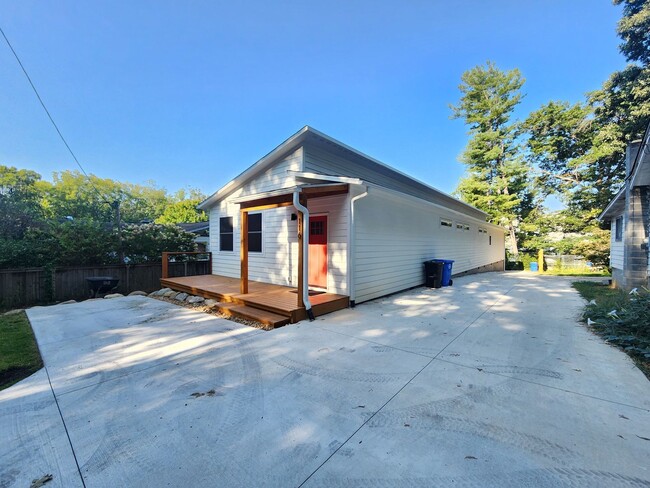 Building Photo - East Asheville Duplex Rental!