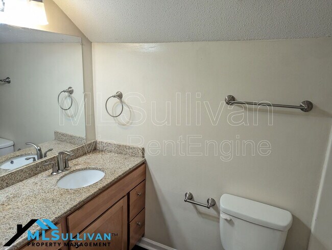 Building Photo - 4101-4105 Oaks Dr