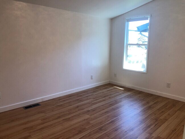 Building Photo - 1007 NW Bryant St