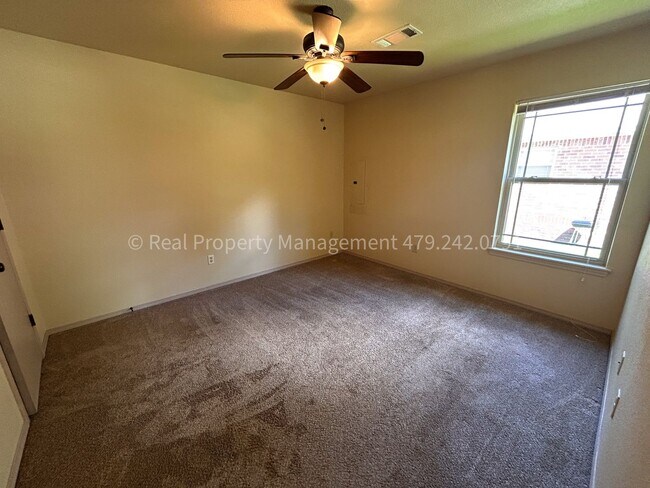 Building Photo - MOVE IN SPECIAL! HALF OFF MOVE IN RENT! Re...