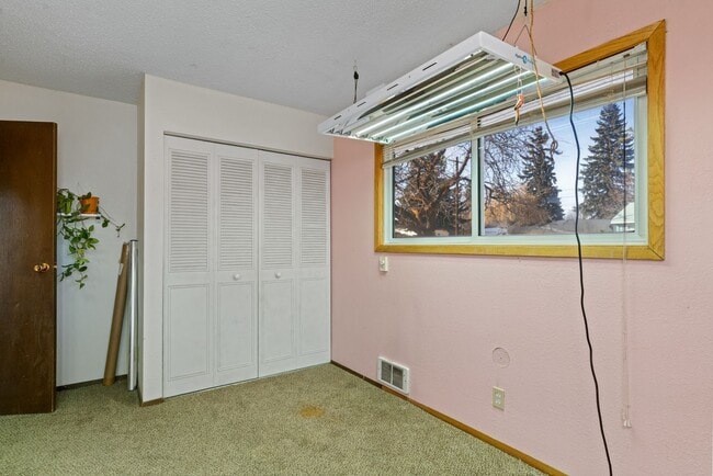 Building Photo - 3 Bedroom 1.5 Bath