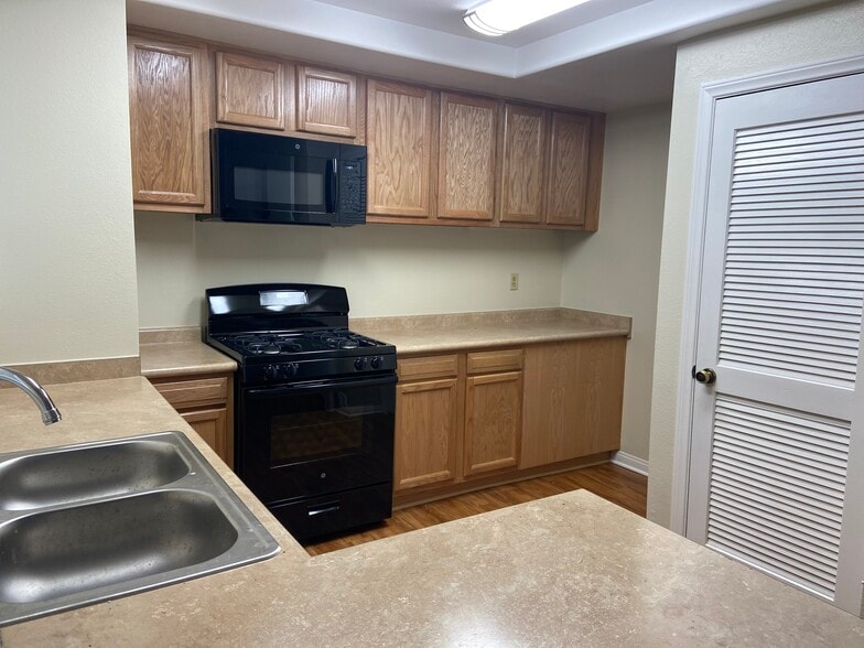 Building Photo - Summerwood Village