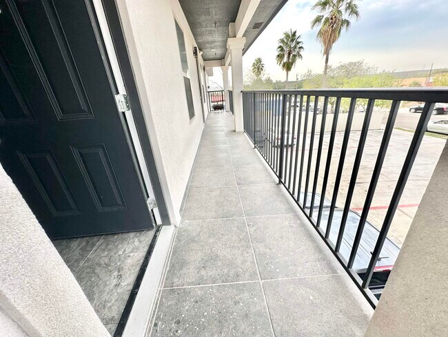 Building Photo - 2705 Mauricio St