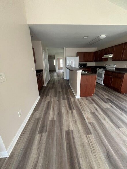 Building Photo - 447 Palm Frond Dr