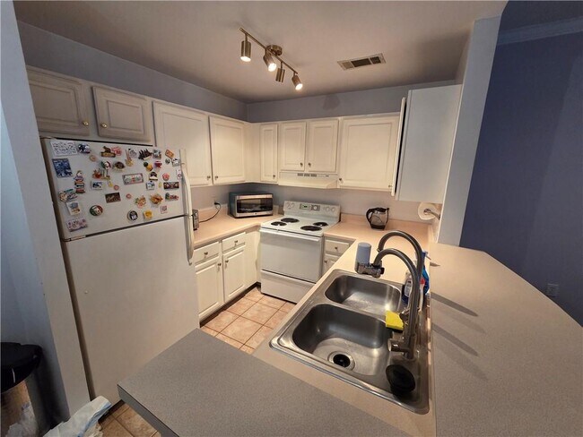 Building Photo - 1101 Juniper St NE