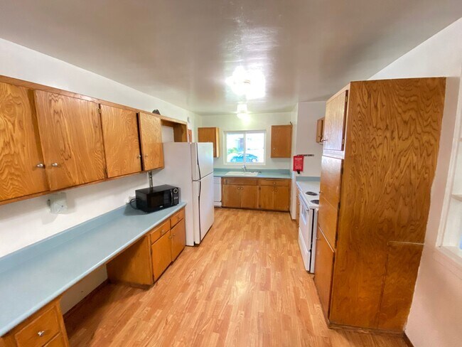 Building Photo - 5BD/2BA, Great Private Yard w/ Fire Pit!