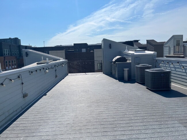 Building Photo - "Spacious Urban Living: 3-Bedroom Townhouse with 3.5 Baths in Nashville's Vibrant Core!" STUNNING...