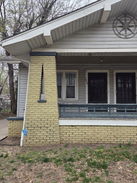 Building Photo - 1039 N Woodrow Ave