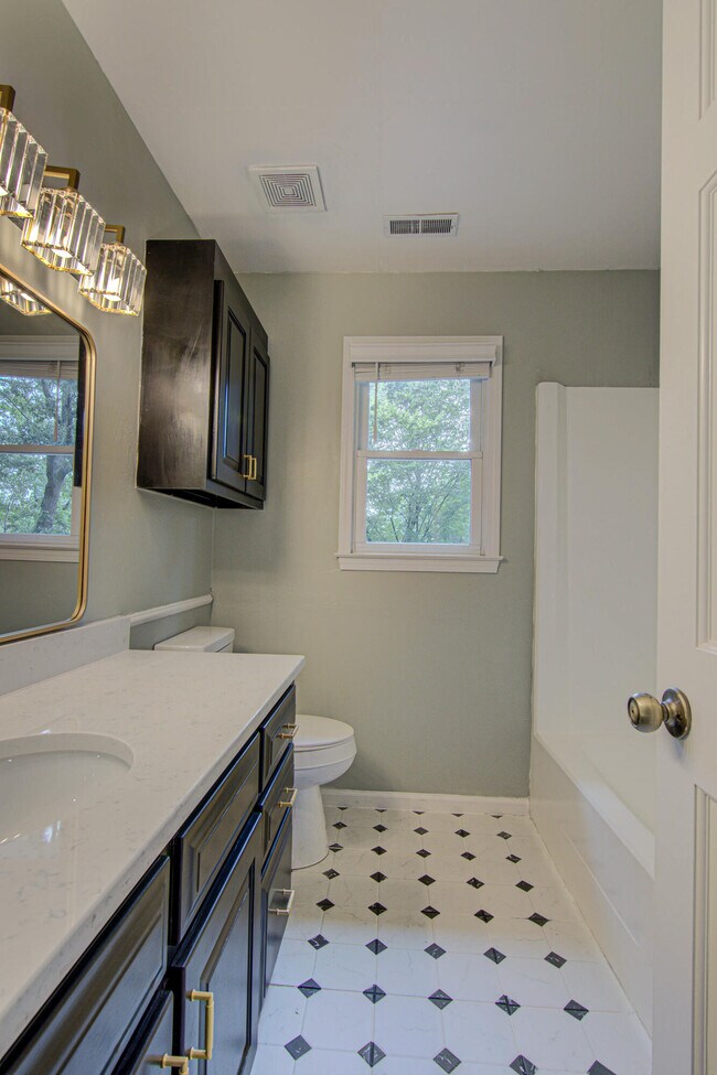 Building Photo - 2315 Treetop Ln