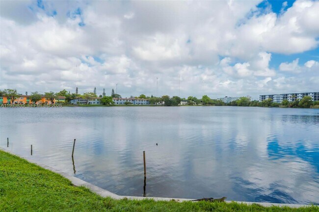 Building Photo - 285 NE 191st St