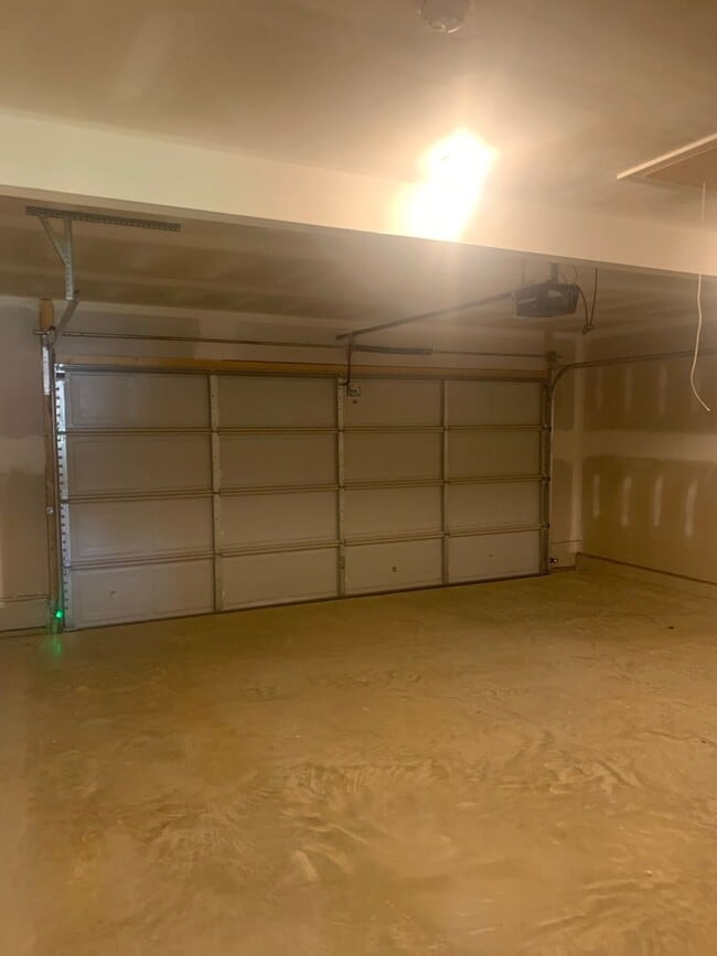 Building Photo - 144 Lakeside Way