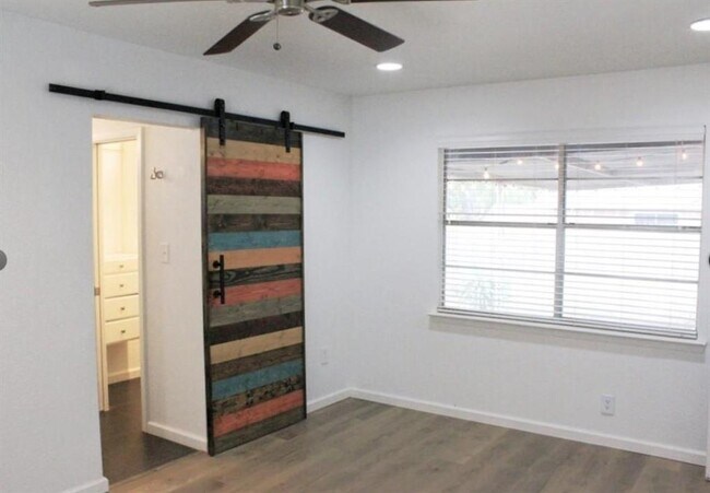 Building Photo - 1507 Pine Knoll Dr