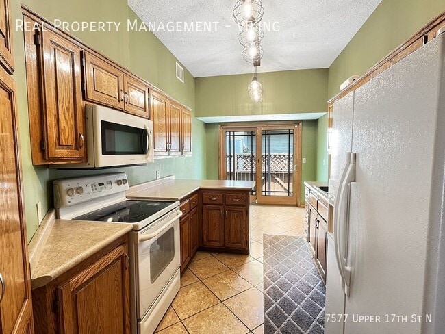 Building Photo - 2 Bedroom 2 Bathroom Home with Fenced In Y...