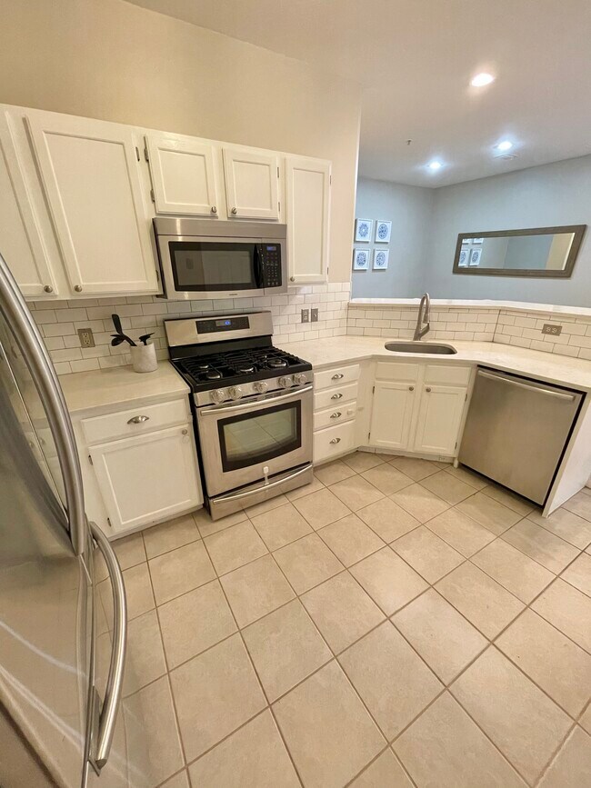 Building Photo - 1716 Lake Shore Crest Dr