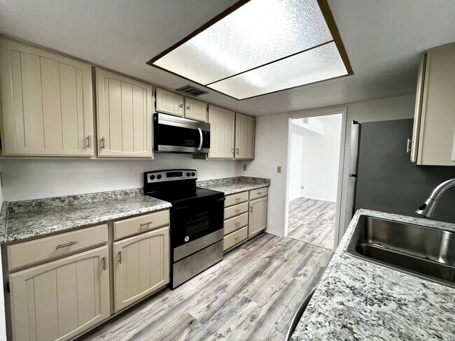 Building Photo - 2024 S Birdie Cir
