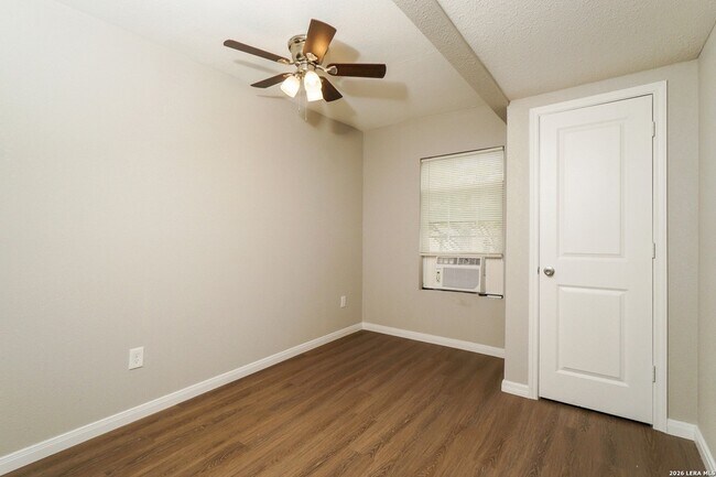 Building Photo - 614 N Sabinas St