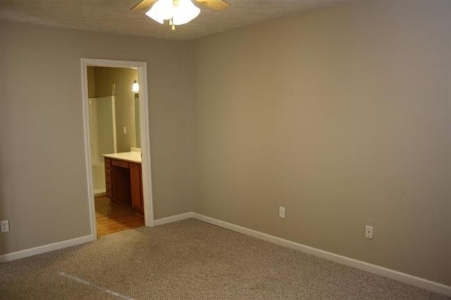 Building Photo - CUTE 3 BEDROOM IN COLONY PINES