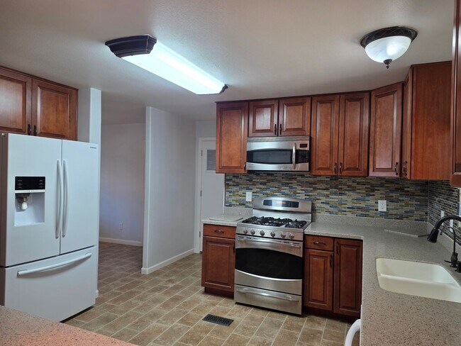 Building Photo - STUNNING PROPERTY-3 bedroom/2 bath Manufacture home in Central Bullhead City