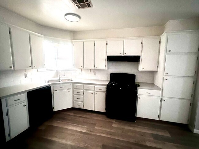 Building Photo - Beautiful 4 Bedroom 2 Bath home