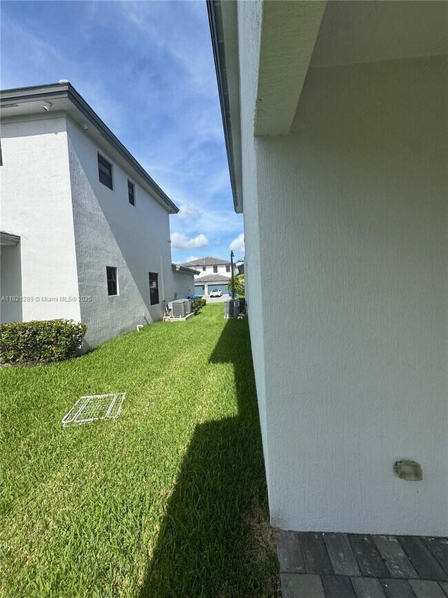 Building Photo - 4481 SW 173rd Ave