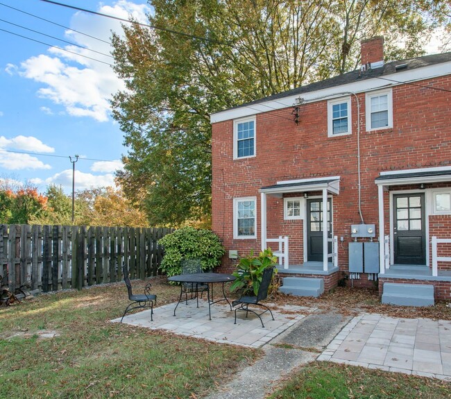 Building Photo - DARLING 2 BEDROOM TOWNHOME IN MUSEUM DISTRICT