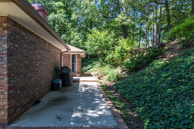 Building Photo - 3926 Pineview Dr SE
