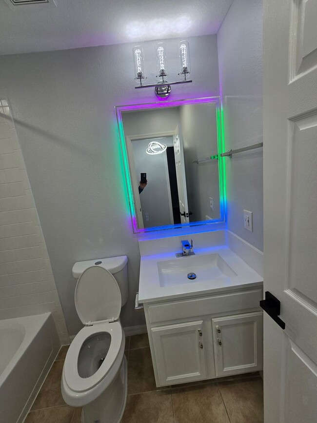 Building Photo - Stunning Fully Renovated Townhouse for rent in Land O' Lakes – Your Dream Home Awaits!