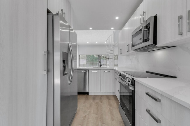 Building Photo - 6680 Thornhill Ct