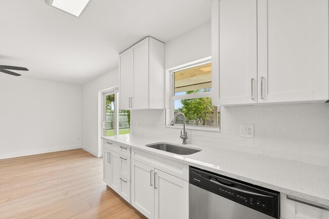 Building Photo - 1313 Pinetta Cir
