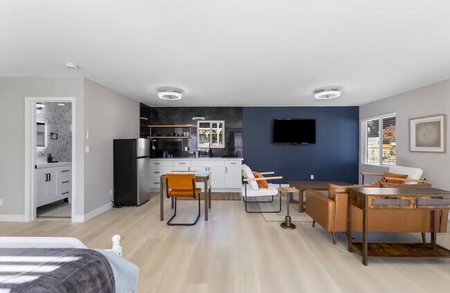 Building Photo - Furnished One Bedroom Cottage in Castro Valley