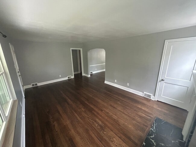 Building Photo - Spacious 4 bedroom 1 Bath Home with Tons o...