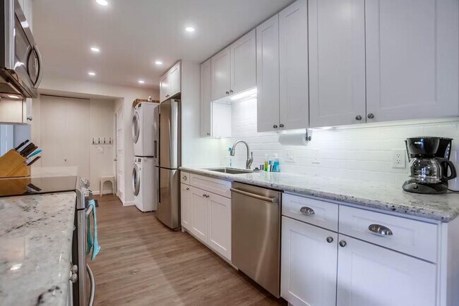 Building Photo - 453 S Sierra Ave