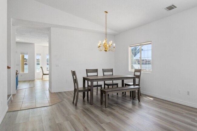 Building Photo - 18075 Lakeview Dr