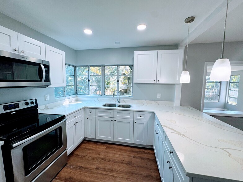 Kitchen - 747 Moravon Ave