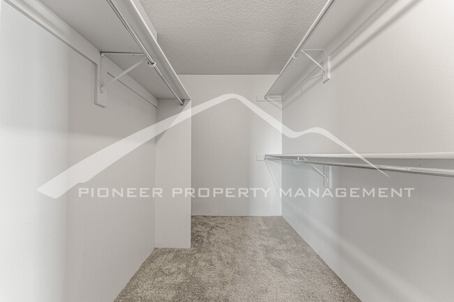 Building Photo - Spacious Apartment with Mountain Views and...