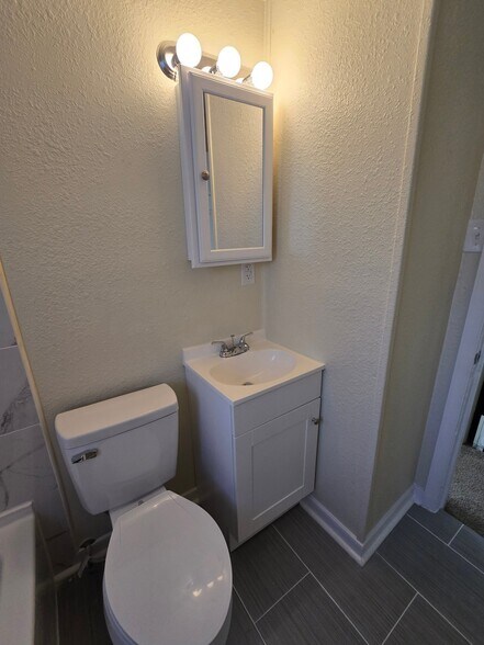 Building Photo - 1025 Bradley Ln