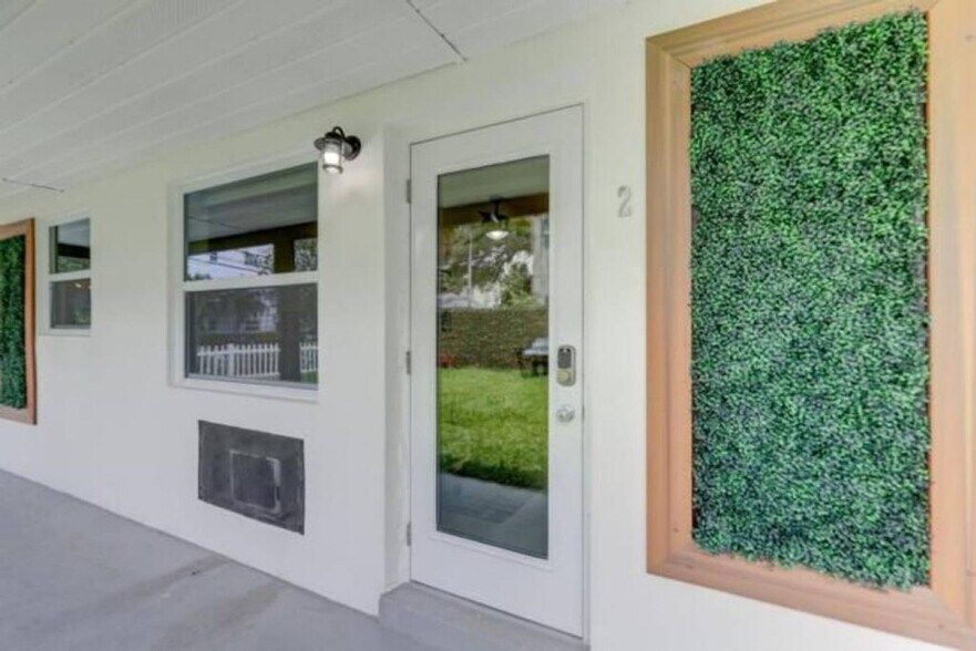 Building Photo - 820 NE 14th Ave