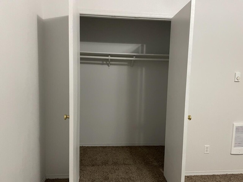 Closet - 803 N 20th Ave