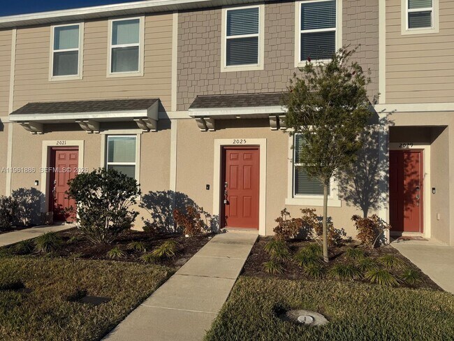 Building Photo - 2025 Viewfinder St