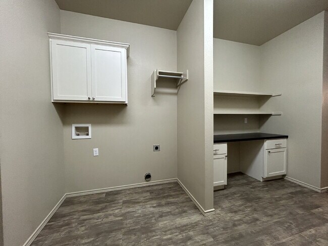 Building Photo - Beautiful Townhome Located Near Texas Tech Campus!