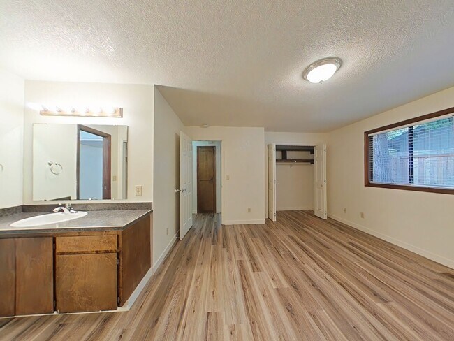 Building Photo - Remodeled 3 Bedroom House ~ North Corvallis